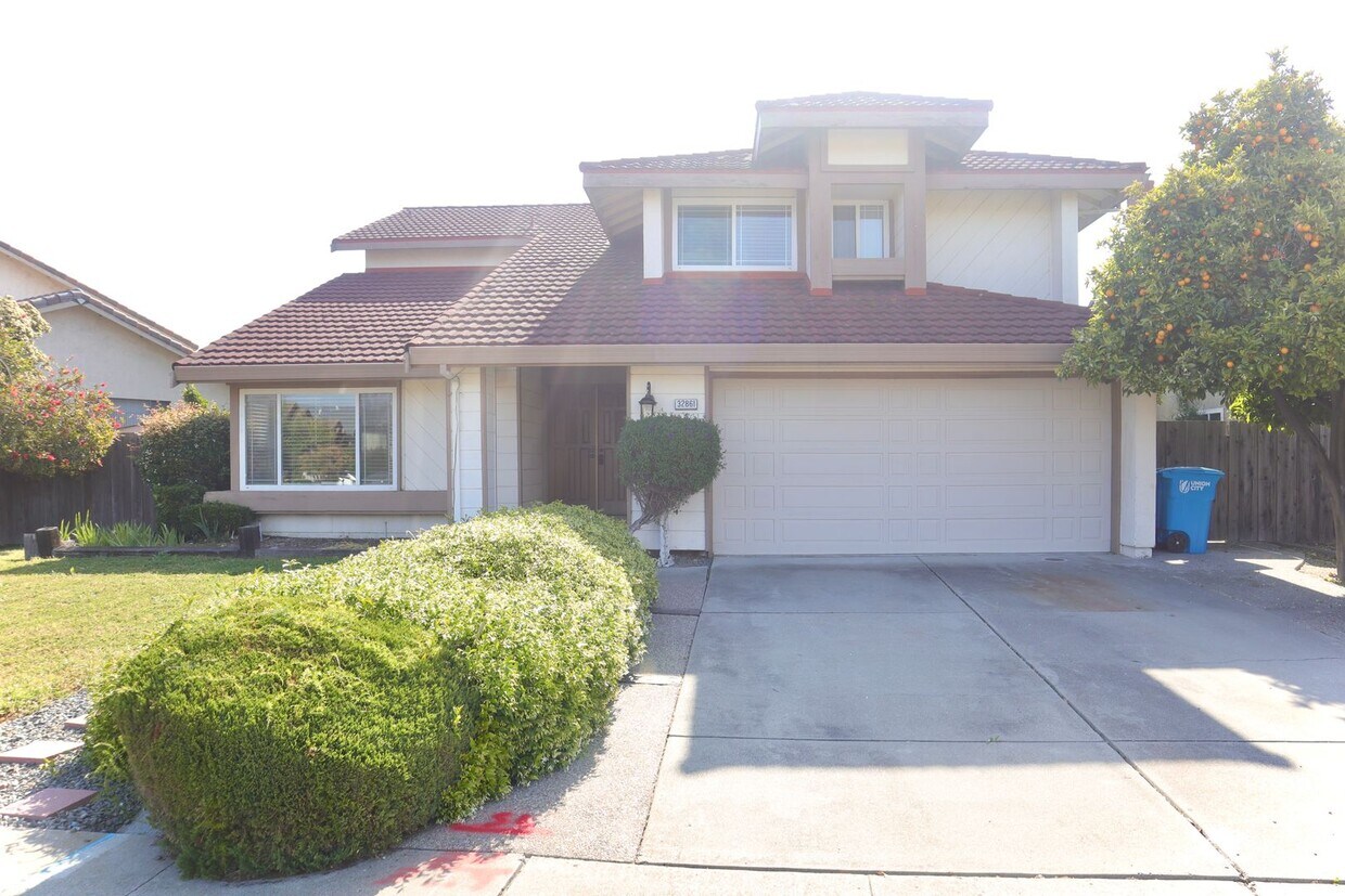 Foto principal - Large 5-bedroom 3-bathroom Home in Union C...