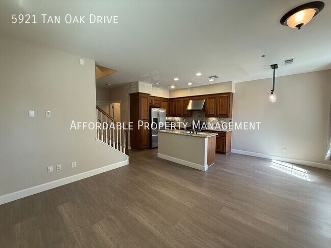 Foto del edificio - 5921 Tan Oak Dr
