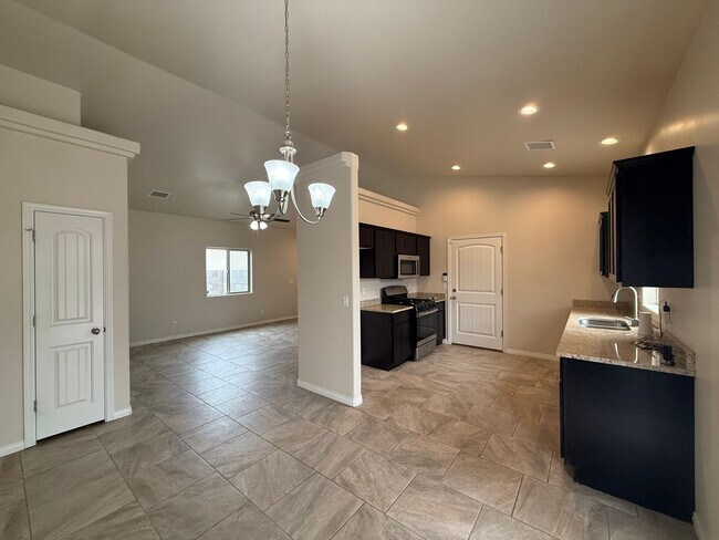 Building Photo - 3 Bedroom 2 Bathroom Home