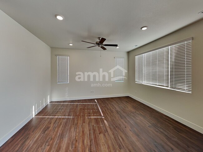 Building Photo - 726 S Oak Street