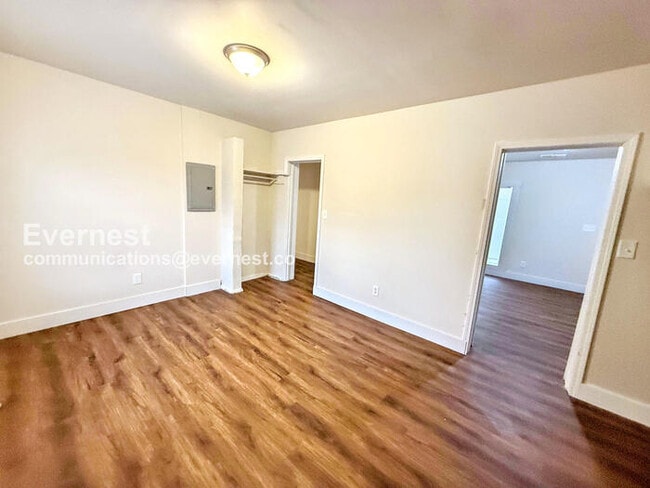 Building Photo - 207 9th Ave W