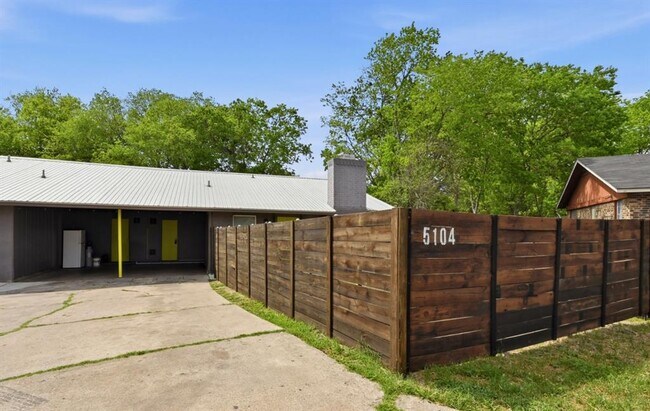 Foto del edificio - 5104 Spruce Cove