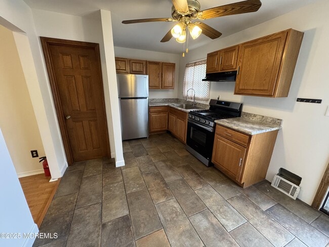Building Photo - 156 Primrose Ln