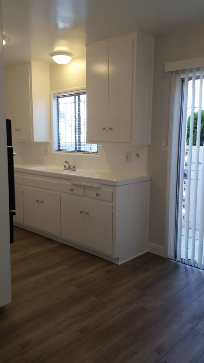 Building Photo - 641 Border Ave