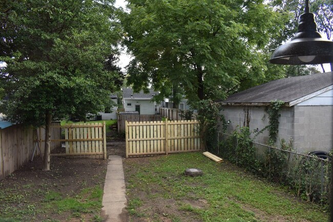 Building Photo - Renovated 3 Bedroom in Shelby Park close t...