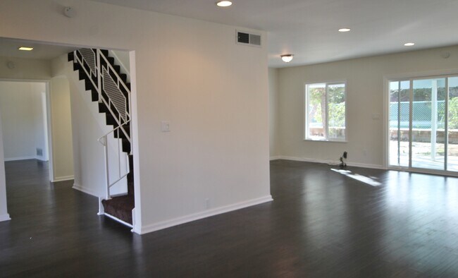 Foto del edificio - LARGE Gorgeous Pool Home Rare-5 bedroom ov...