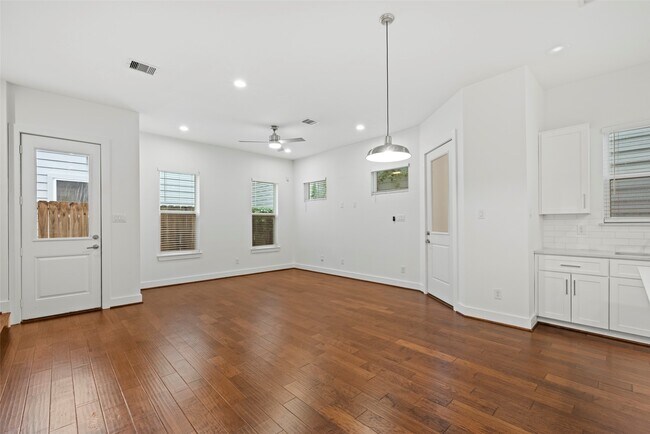 Foto del edificio - 847 Rachel St