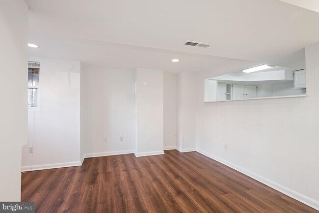 Building Photo - 1106 7th St NE