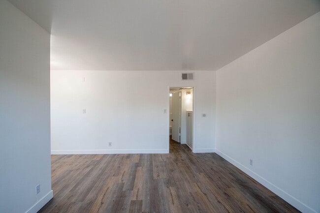 Building Photo - 4565 Hazeltine Ave