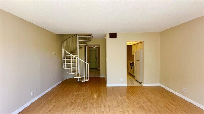 Building Photo - 670 Tennis Club Dr