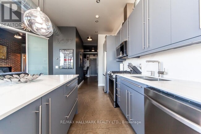 Building Photo - 952 Kingston Rd