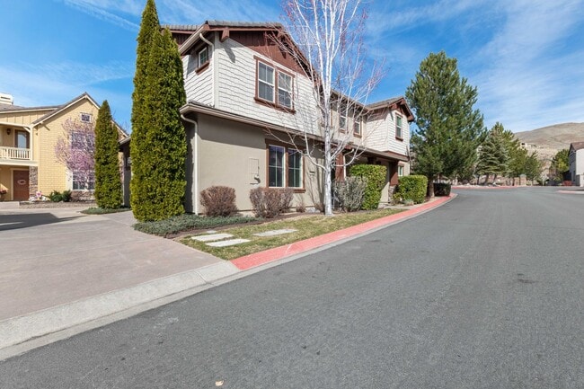 Building Photo - Gated Somersett Home!