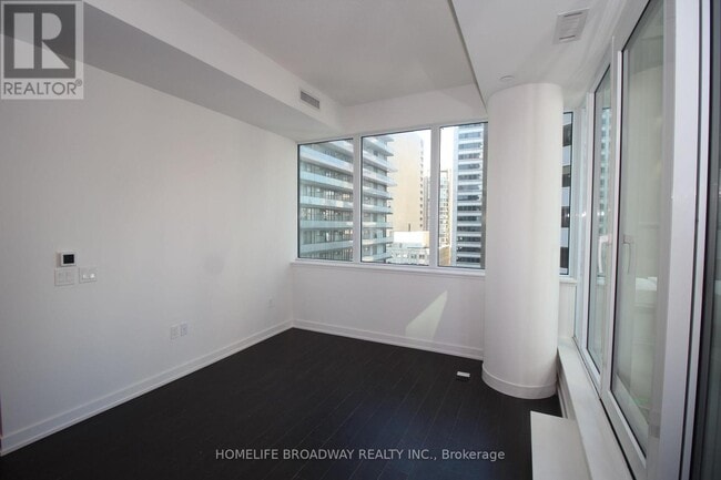 Building Photo - 238 Simcoe St