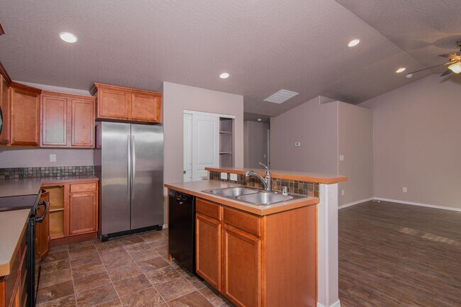 Foto del edificio - Single floor living 3 Bed 2 Bath home with...
