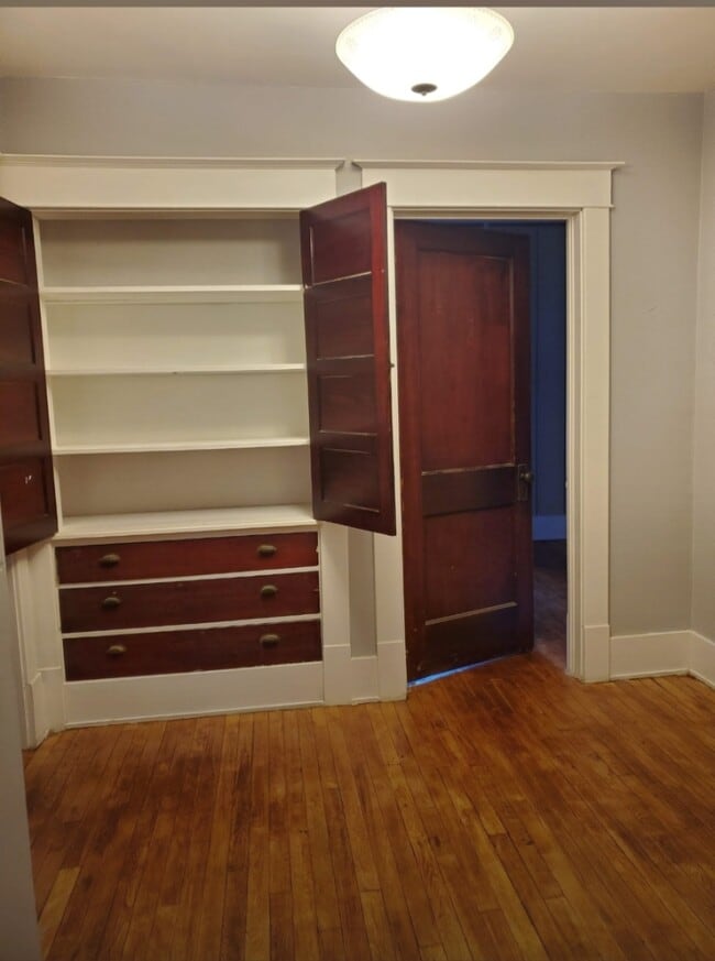 Pasillo y zona de almacenamiento en el piso superior. - 436 Worden St SE