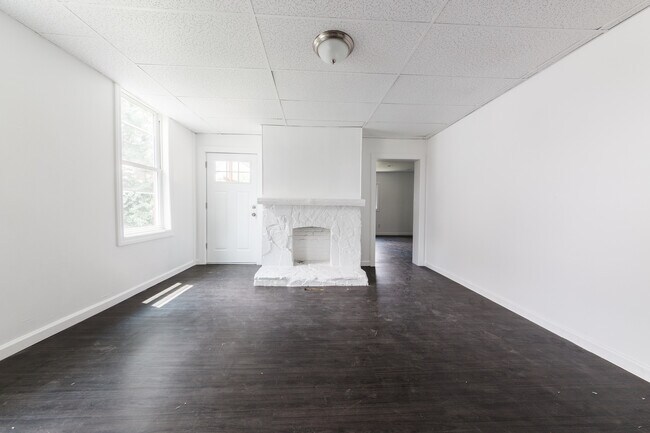 Building Photo - AVAILABLE MAY 2026  - Great Location 3+ Bedrooms, Mins from Downtown/Southside