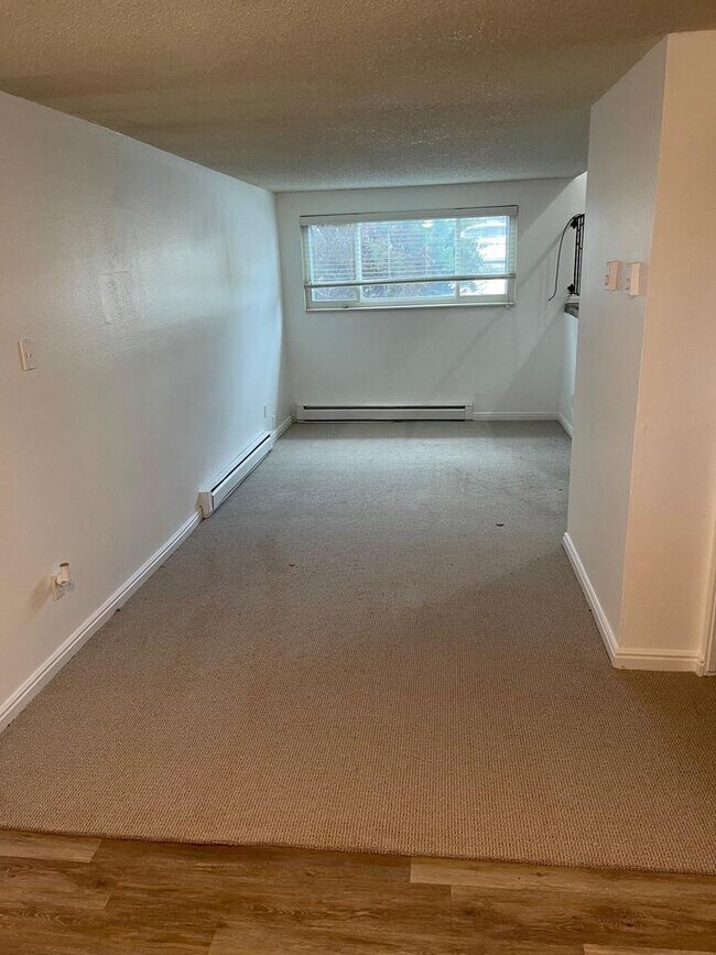 Building Photo - 577 150 E