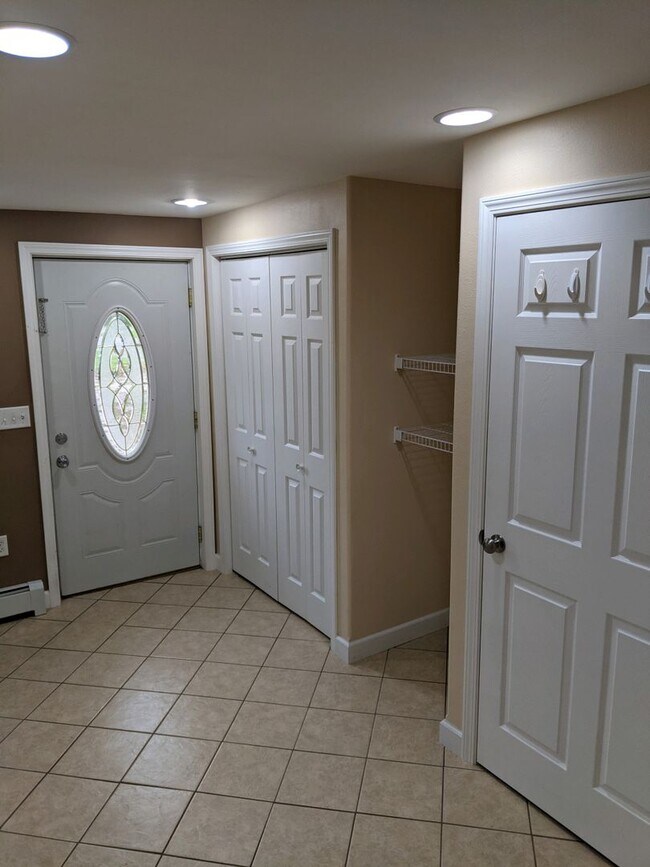 Building Photo - 3 Bedroom Home