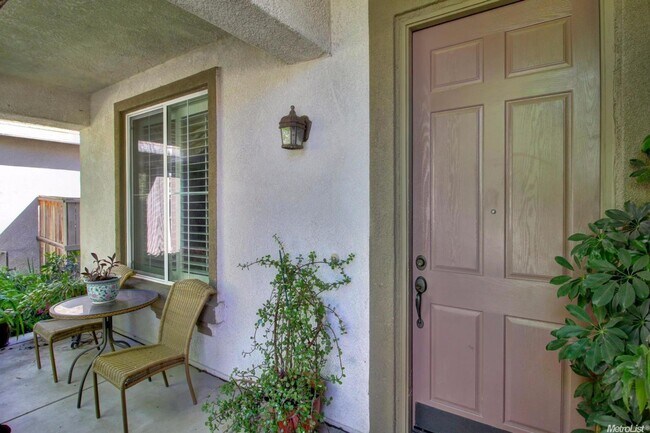 Foto del edificio - 4 Bedroom / 3 Bathroom Home in Elk Grove – Bedroom & Full Bath Downstairs SEE VIDEO