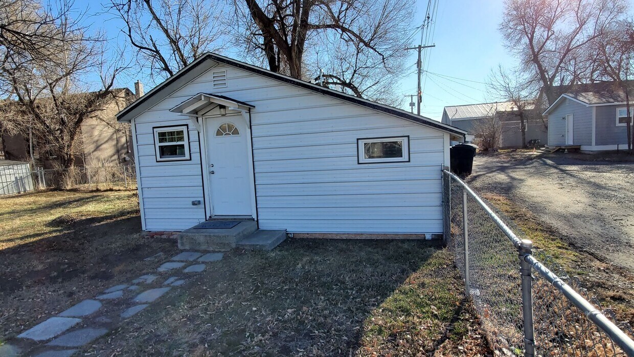 Primary Photo - Cute 1 bedroom house close to downtown