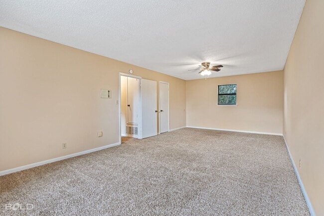 Building Photo - UNIVERSITY TERRACE!