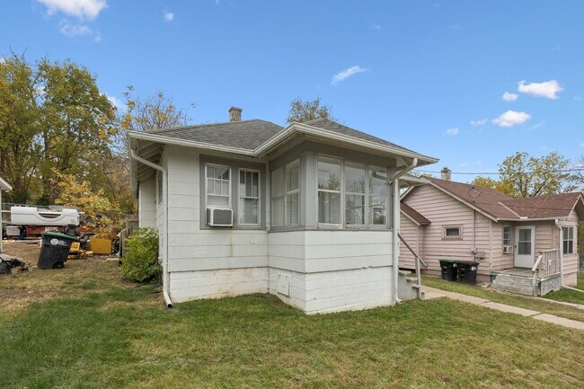 Building Photo - Charming 2 Bedroom