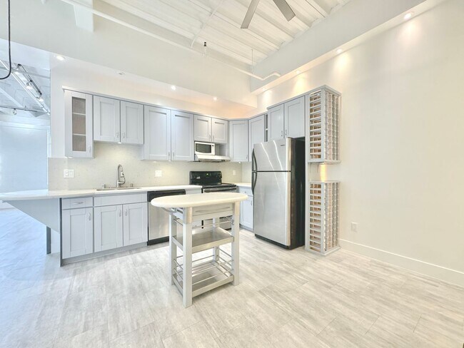 Foto del edificio - Top floor modern crafted spacious 1 Bed + 1 Bath