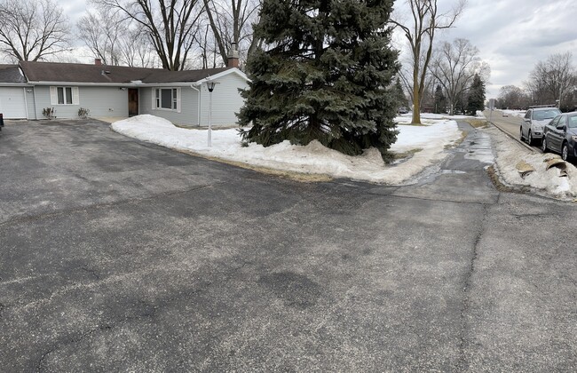 Building Photo - 16221 S 88th Ave