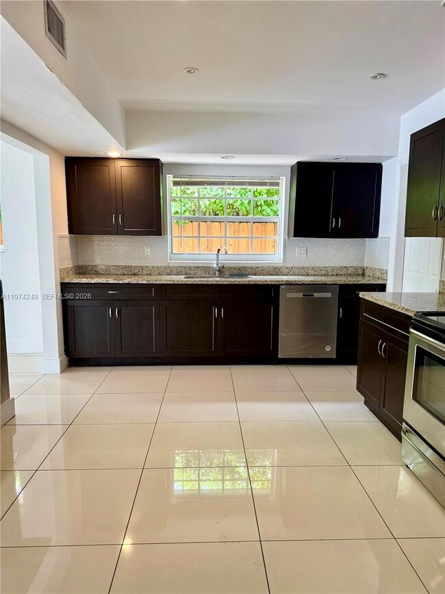 Foto del edificio - 1240 NE 83rd St