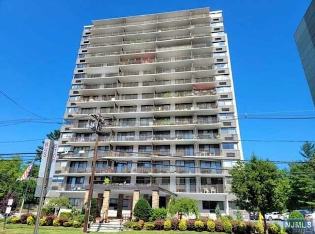 Foto principal - 235 Prospect Ave