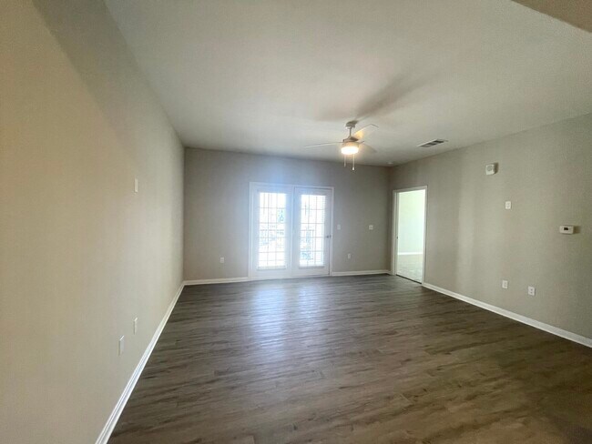 Building Photo - 300 Willow Grv Wy