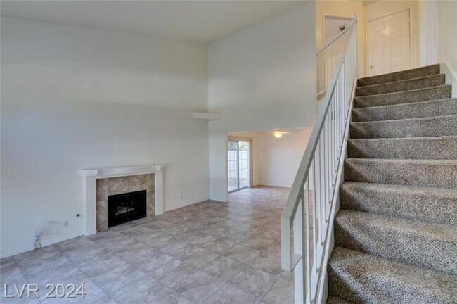 Foto del edificio - GREEN VALLEY TOWNHOME WITH 2 PRIMARY SIZED...