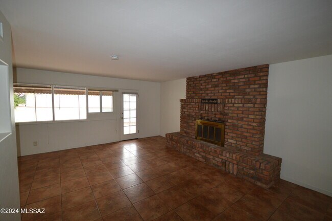 Building Photo - 3957 E Hampton Pl