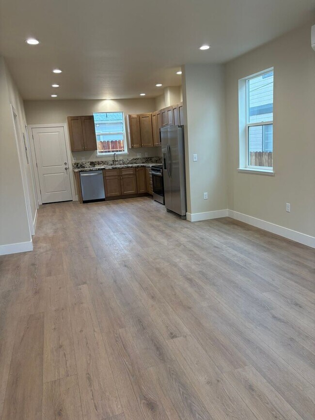 Foto del edificio - $2395.00 - BRAND NEW - Mid Town - OFF STRE...