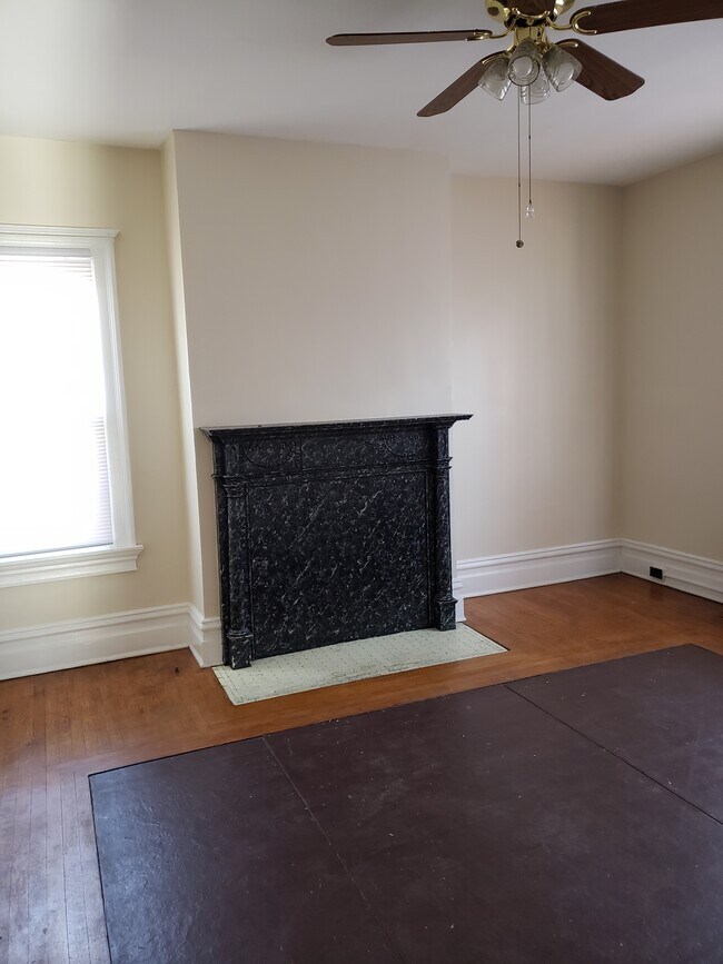 Livingroom - 126 Grant Ave