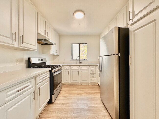 Building Photo - 812 E 28th St
