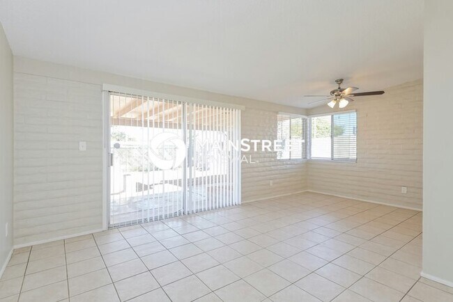 Building Photo - 3 Bedroom Pet-Friendly Home in TUCSON, AZ with Main Street Renewal