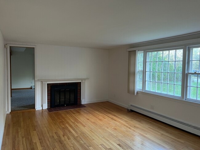 Building Photo - 118 Putnam Rd