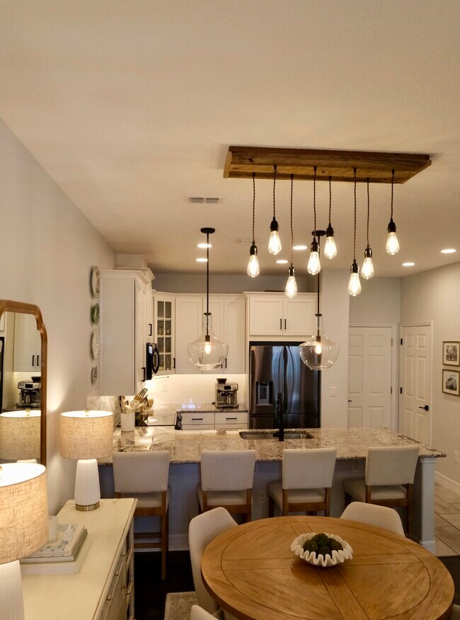 Foto del edificio - 689 Oak Lake Ln