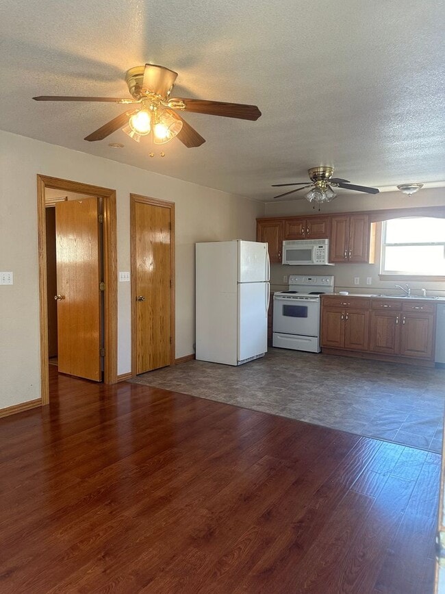 Building Photo - Spacious 1 Bedroom 1 Bath home in the hear...
