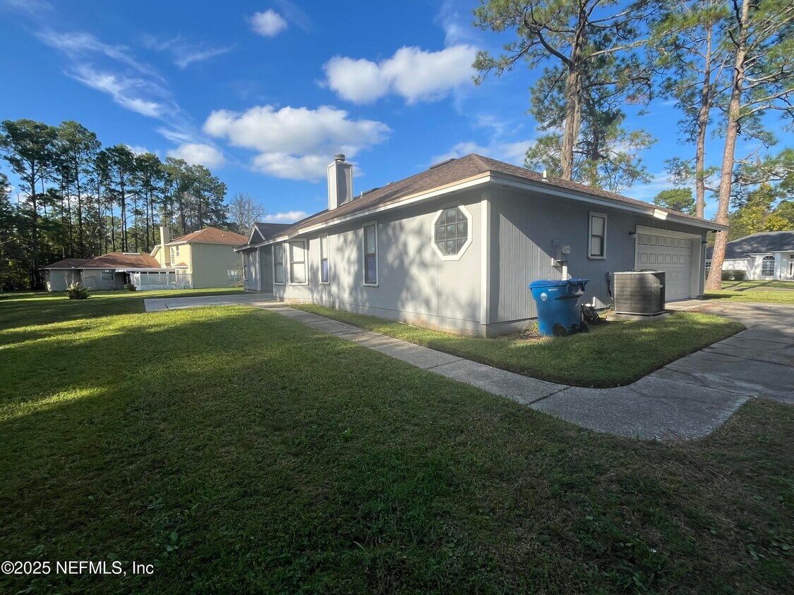 Foto del edificio - 410 Jax Estates Dr N