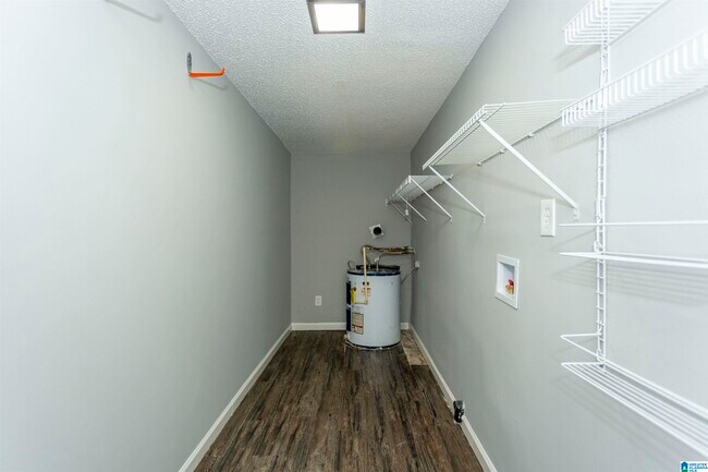 Foto del edificio - 101 Running Brook Rd