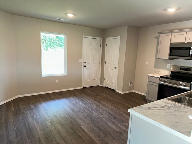 Building Photo - 1811 E Annette Dr