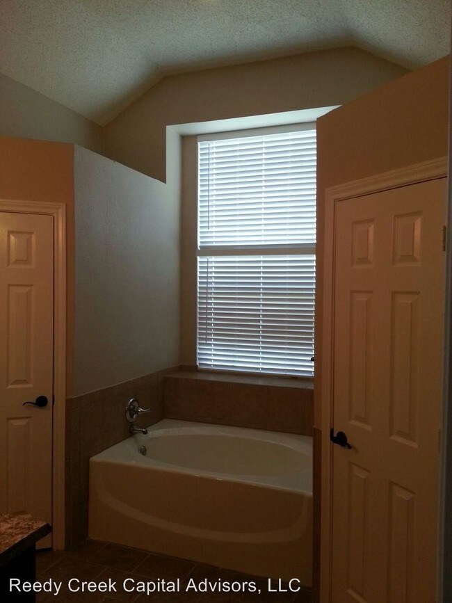 Building Photo - 7108 Oakview Ct