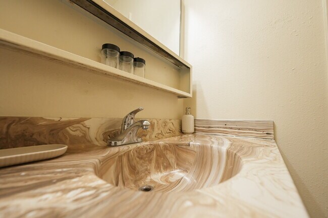 Foto del edificio - Furnished Master Bedroom 3 with Patio Access — Shared Executive Home