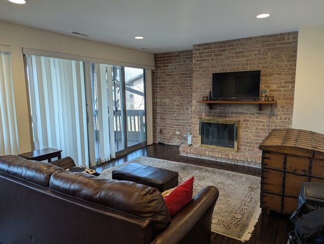 Building Photo - 5529 E Lake Dr