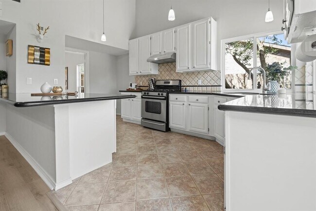 Foto del edificio - 3323 Peachwood Ln