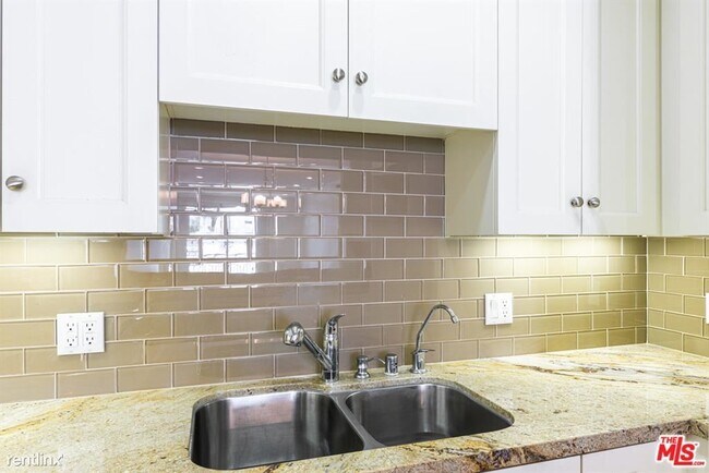 Building Photo - 2 br, 2 bath House - 1050 S Holt Ave Apt 304