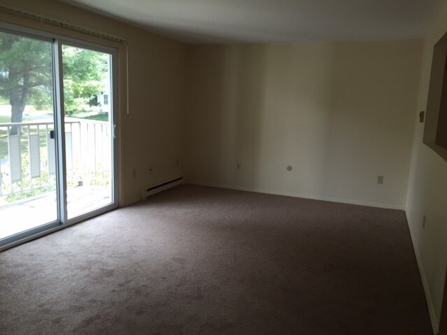 Building Photo - 576 Riverside Dr