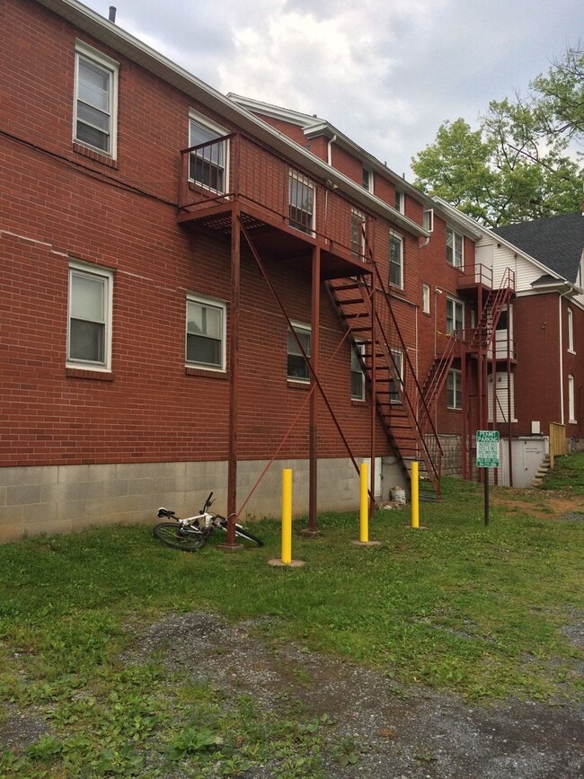 Building Photo - Spacious 1 Bedroom Near Penn State Campus, could be available for May 2026 move in!